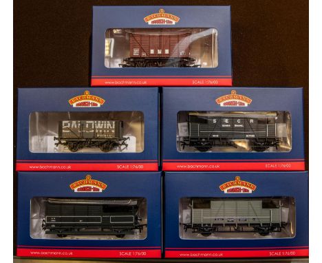 5x Bachmann Branch-Line Model Railways Wagons. A BR 12T Shock Absorbing Van, 'BR Bauxite (Late) (37-905).  A 7 Plank Wagon (W