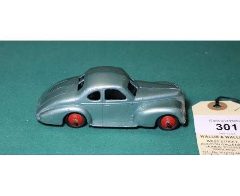 French Dinky Toys Studebaker State Commander (24-O). A rare example made for 1 year only in 1950, finished in metallic blue-g