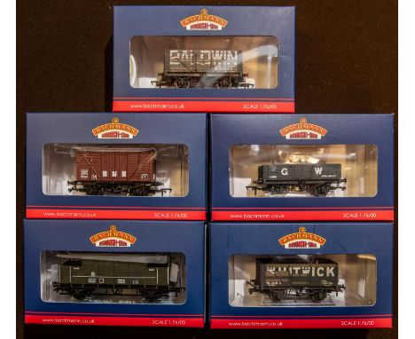 5x Bachmann Branch-Line Model Railways Wagons. A BR 12T Shock Absorbing Van, 'BR Bauxite (Late) (37-905). A 5-Plank Wagon, GW