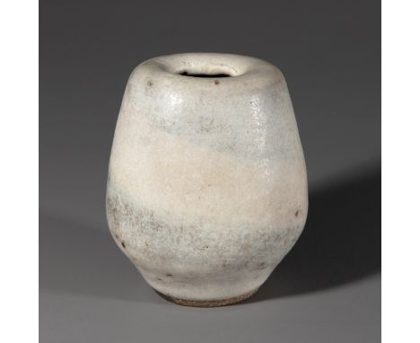 Lucie Rie*, Kleine Vase, 'Kartoffel'Keramik. Gedrückter, ovoider Korpus mit eingezogener Mündung. Grau-blaue Glasur. 8,5 x 7 