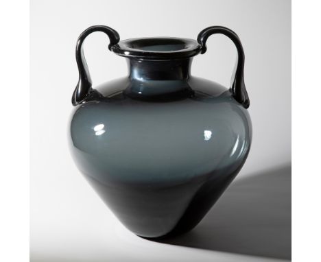 Wilhelm Wagenfeld, Seltene, große Bodenvase Modell BerlinWilhelm WagenfeldVLG AG, WeißwasserEntwurf 1937. Ausführung VLG AG, 