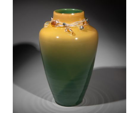 Lötz, Klostermühle, Vase mit BlattkranzLoetzLötz, KlostermühleEntwurf 1912. Überfangglas, farblos, grünlich, rötlich verlaufe