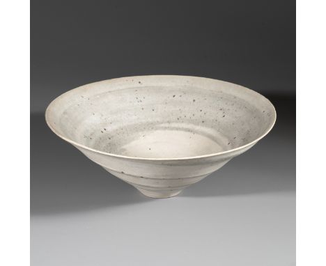 Lucie Rie*, Schale mit SpiraldekorKeramik mit Spiraldekor in Creme- und Grau-Blautönen. Weite, sich nach unten verjüngende Sc
