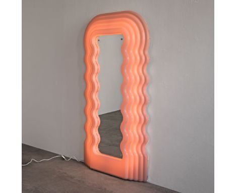 Ettore Sottsass, Standspiegel Modell UltrafragolaEttore SottsassPoltronovaEntwurf 1970. Ausführung Poltronova. Weißes Acryl, 