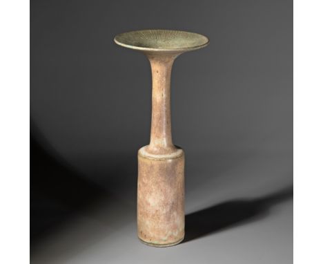 Lucie Rie*, VaseKeramik. Flaschenförmige Vase mit zylindrischem Korpus, langem eingezogenen Hals und glasiertem Ritzdekor auf