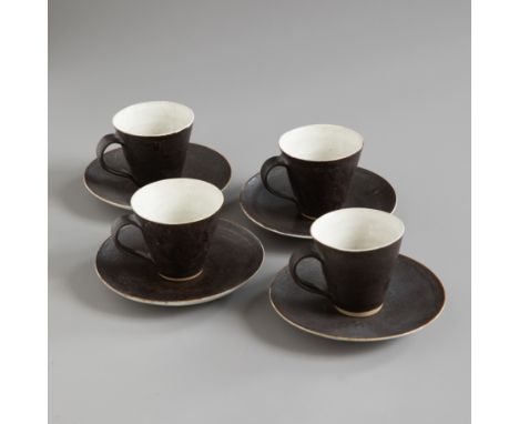 Lucie Rie*, 4 Tassen und UntertellerKeramik. Schwarz-braune Mangan- und Zinnglasur. Im Inneren weiß glasiert, Standring ungla