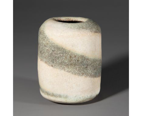Lucie Rie*, Gebänderte Vase, 'Kartoffel'Keramik, hell- und dunkelgrau glasiert. Ovaler, gedrückter Korpus mit spiralförmig ge