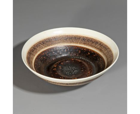 Lucie Rie*, Sgraffito SchaleKeramik. Runde Schale mit abgesacktem Boden. Braun glasiert mit cremefarbenem Rand und Sgraffito-