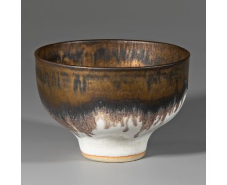 Lucie Rie*, Kleines SchälchenKeramik. Kleine Fußschale mit verlaufender Manganglasur über weiß glasiertem Grund und unglasier