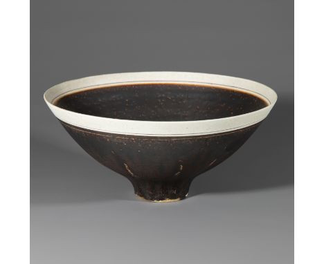 Lucie Rie*, SchaleKeramik. Fußschale mit Manganglasur und hell abgesetztem Mündungsrand sowie mauvefarbener Linie. Standring 