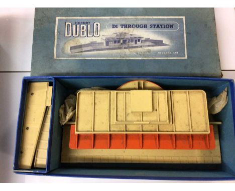 Hornby Duplo OO gauge D1 Through Station, boxed D455, Engine Shed, boxed D415, Footbridge, boxed D454 plus two other loose me