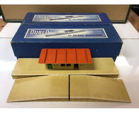 Hornby Duplo OO gauge Meccano D1 Island Platforms (x2) and signal cabin (x2 one loose), Engine Shed Kit (2 road) 5005, togeth