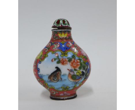 Chinese painted enamel snuff box with Qianlong mark but likely later, 6.5cm high 