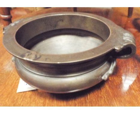 Oriental bronze twin handled censer - measures 20cm diameter