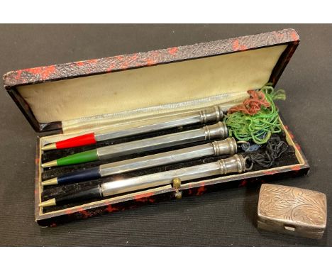 A set of four sterling silver bridge retractable pencils, boxed; a small silver snuff box, hinged cover, London hallmark 