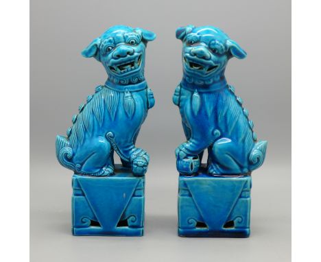 A pair of blue ceramic Dogs of Foe, 16cm 