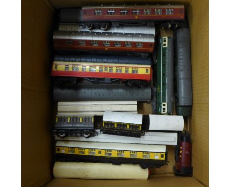 A collection of 00 gauge model rail including locomotives and carriages, Hornby and Lima 