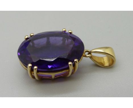 A 10kt gold and amethyst pendant, 12mm x 18mm, 4g 