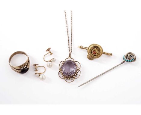 A selection of gold and other jewellery, including: a garnet cabochon ring, in 9ct yellow gold, size S, 6.0g gross; an amethy
