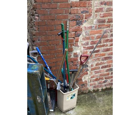 Quantity of garden tools