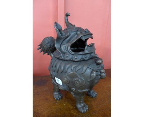 A Chinese bronze dog of foe koro