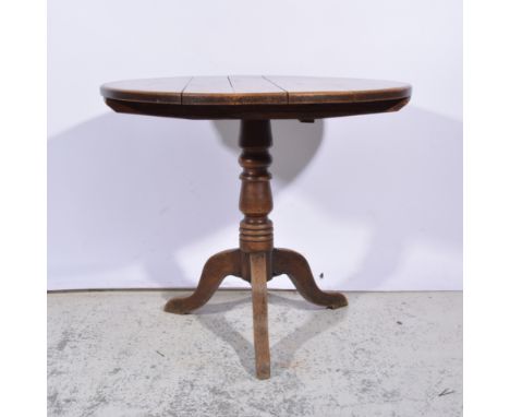 Victorian oak pedestal table, circular tilt-top, ringed column, tripod legs, diameter 90cm.
