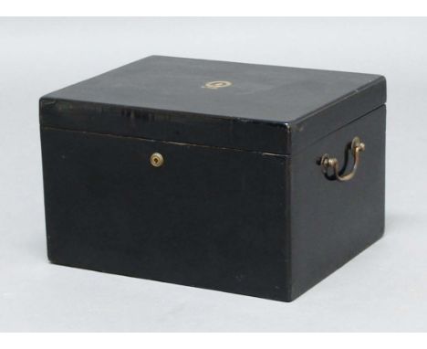 CHINESE BLACK LACQUERED AND GILT TEA CADDY, mid/late 19th century, the cover with a gilt family crest enclosing a pewter cani