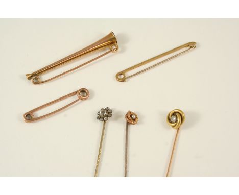 A 9CT. GOLD HUNTING HORN BROOCH 5.5cm. long, 3.1 grams, a 9ct. gold tie pin, 5.2cm. long, 2.0 grams, another 9ct. gold tie pi