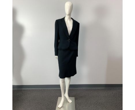Timeless set, made of polyester. Includes a blazer with shoulder pads, a matching skirt and a white top. Measurements: Blazer