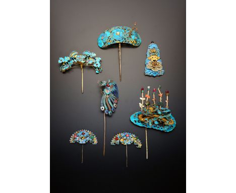 FIVE CHINESE GILT METAL AND KINGFISHER FEATHER HAIRPINS AND A PLAQUE QING DYNASTY One decorated with a filigree dragon amongs