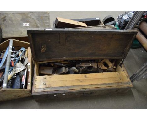 WOODEN TOOLBOX CONTAINING VARIOUS VINTAGE TOOLS
