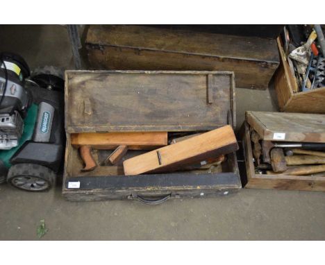 WOODEN TOOLBOX CONTAINING BLOCK PLANES