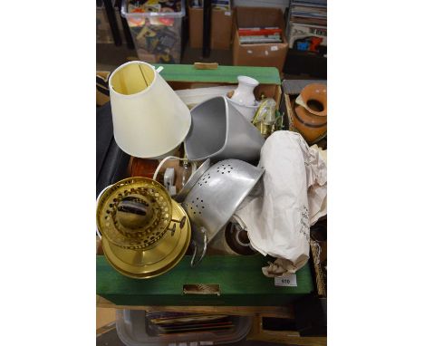 BOX OF MIXED ITEMS TO INCLUDE BRASS OIL LAMP, VARIOUS LIGHT FITTINGS, KITCHEN WARES ETC