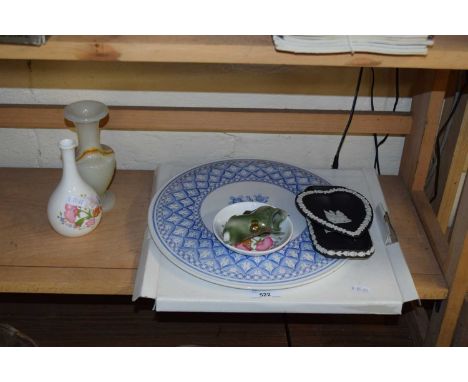 MIXED LOT COMPRISING A SPODE CAKE STAND, WEDGWOOD JASPERWARE TRINKET TRAYS AND FURTHER SMALL VASES TO INCLUDE WEDGWOOD