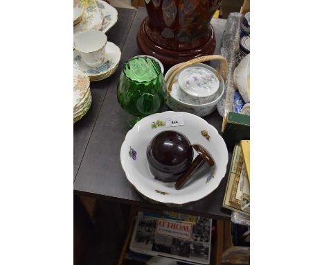 MIXED LOT OF HOUSEHOLD WARES TO INCLUDE DECORATIVE CERAMICS, SMALL BAKELITE BOX AND BAKELITE RING STAND ETC