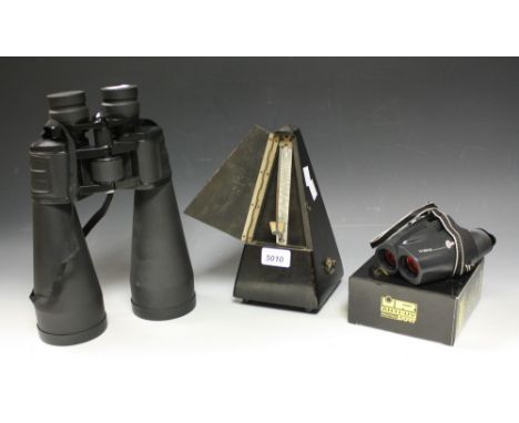 A Maelzel metronome; a pair of large Sakura field binoculars, cased; a pair of Praktica Sport binoculars, cased and boxed (3)