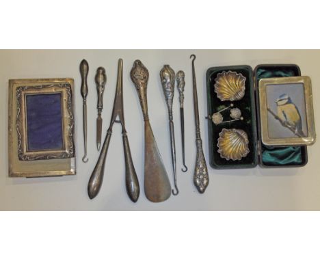 A mixed lot of silver comprising three hallmarked silver photo frames, a cased pair of hallmarked silver half clam salts with