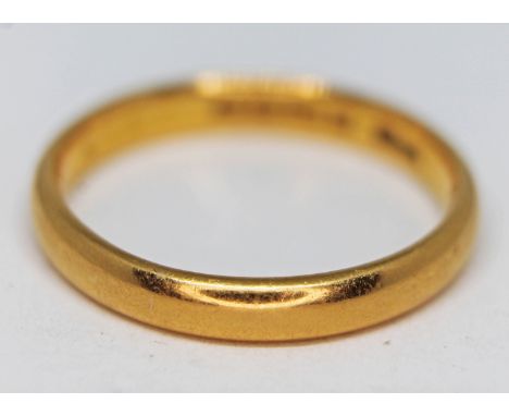 A hallmarked 22ct gold wedding band, wt. 4.43g, size R.  