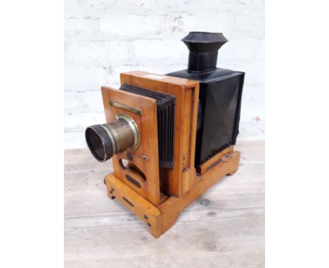 A Sands Hunter Coronet magic lantern type enlarger with lens. 