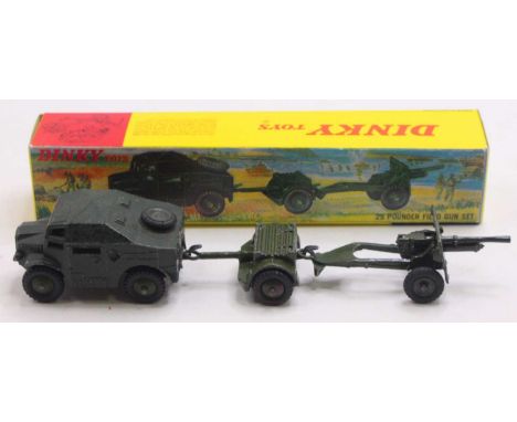 Dinky Toys No. 697 25-Pounder Field Gun Set, in military green, housed in a repro card box (playwear to the models with retou