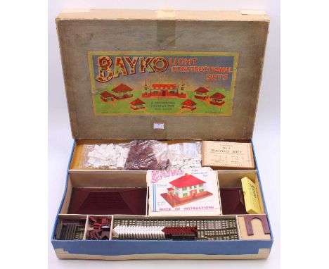 Bayko Pre-War Set No.4 complete set to include; windows in Green, brown and white brickwork, with Instructions Manual (cover 