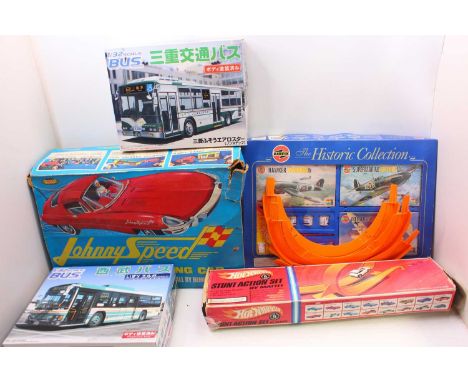 Collection of Various plastic kit and other sets to include; Airfix Historic Collection aircraft set, Aoshima 1/32 Scale sing
