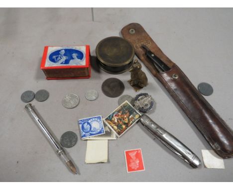 A quantity of antique and vintage collectables