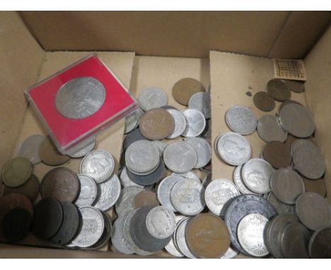 A tray of vintage coinage etc