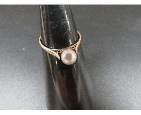A ring set with pearl marked 9ct approx. weight 1.5g