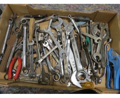 A large tray of mechanics hand tools to include adjustable and large spanners