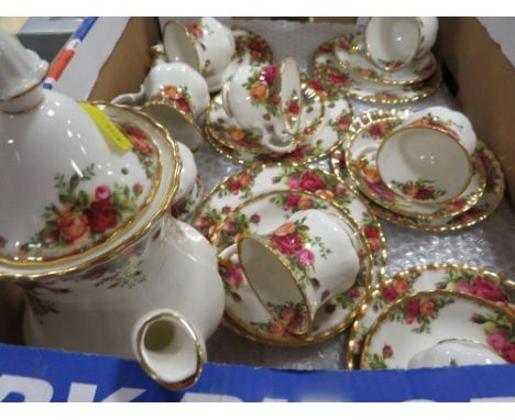 A Royal Albert Old Country Roses tea set, tea pot, milk and sugar, 6 side plates, 6 cups/saucers