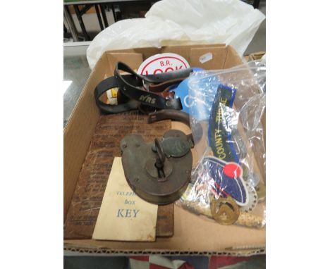 A small tray of collectables to include enamel railway arm bands / plaques, penknives, enamel badges, vintage padlock &amp; k