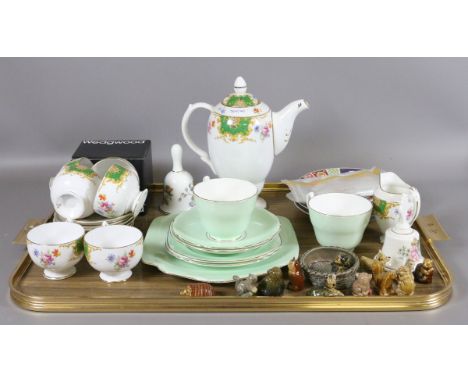 A tray lot of collectables to include Imari pattern cabinet plates, Wade Whimsies and a boxed Wedgwood bell etc.