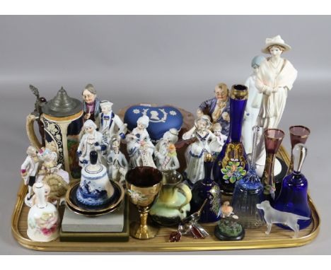 A tray lot of collectable china, glass and ornaments to include Wedgwood and Royal Worcester examples.